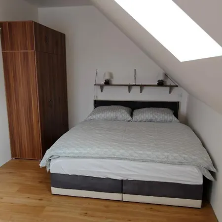 Apartment V Kralovskem Udoli S Predzahradkou Kraluv Dvur