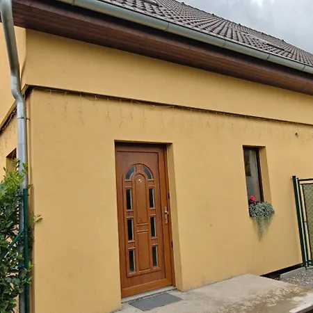 Apartman V Kralovskem Udoli S Predzahradkou Králŭv Dvŭr